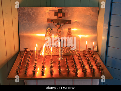 Candele in rurale chiesa ortodossa Foto Stock