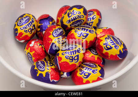 Ciotola di Cadbury creme egg minis Foto Stock