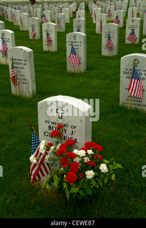 Raggruppamento di lapidi e bandierine americane, Fort Logan Cimitero Nazionale, Denver Colorado US. Foto scattata sul Memorial Day. Foto Stock