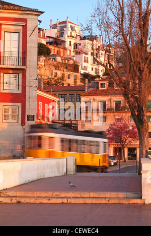 Lisbona storica tipico tram Foto Stock