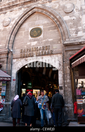 Beyazit Gate, Grand Bazaar, Beyazit, Istanbul, Turchia Foto Stock