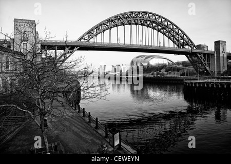 Tyne Bridge presa dal lato di Newcastle con la salvia, il Mar Baltico e il Millenium ponte sul fiume Tyne, Newcastle-upon-Tyne Foto Stock