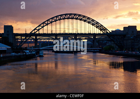 Immagine del Tyne Bridge presa dal centro del Millenium Bridge al tramonto, Newcastle-upon-Tyne, in Newcastle Quayside popolari Foto Stock