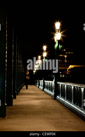 La parte superiore del Tyne Bridge di Newcastle a notte con uomo a camminare lungo, Lamplights sul Tyne Bridge, Newcastle-upon-Tyne Foto Stock