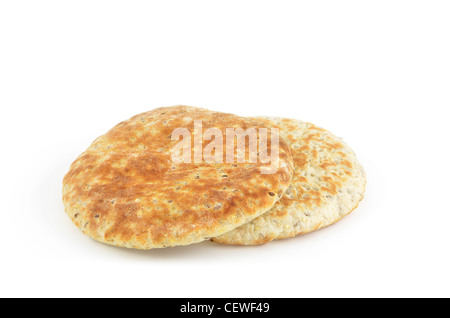 Grano intero pane pita round su sfondo bianco Foto Stock