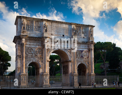 L'Arco di Costantino vicino al Colosseo a Roma, Italia Foto Stock