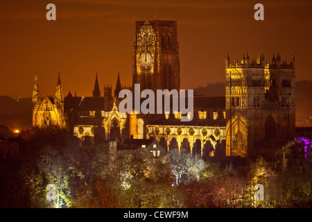 La Cattedrale di Durham con luci Lumiere presi dalla Wharton Park, la Cattedrale di fronte ha una mostra di immagini costantemente Foto Stock