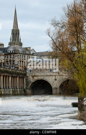 Pulteney Bridge e Pulteney Weir Bath Avon. Inghilterra, Regno Unito Foto Stock