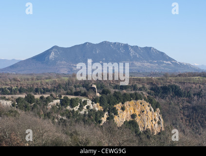 Monte Soratte è una montagna in Italia centrale. In primo piano sul Fosso Cerreto, le rovine di Castel d'Ischia. Foto Stock