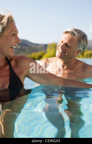 Coppia matura rilassante insieme in piscina Foto Stock