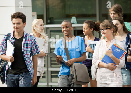 Gli studenti universitari camminare insieme Foto Stock