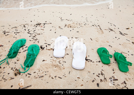 Sandali a sinistra sulla spiaggia Foto Stock