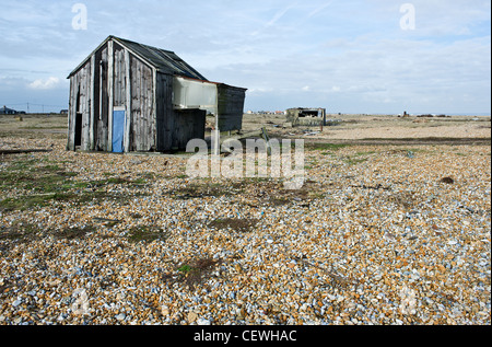 Vecchia baita in legno sulla spiaggia di Dungeness nel Kent. Foto Stock