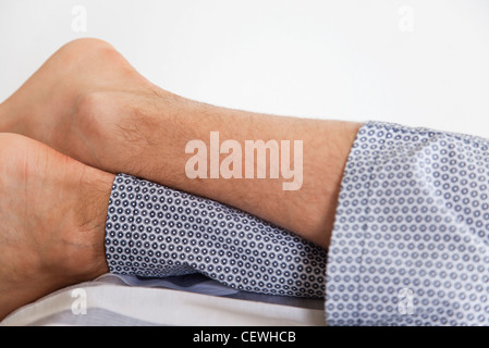 L uomo è la gamba è attraversato in corrispondenza della caviglia Foto Stock