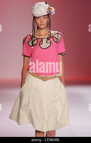 Alexandre Herchovitch New York pronto a indossare Primavera Estate Julianna modello Imai ciocche di capelli intrecciati i serbatoi sulle estremità sotto Foto Stock