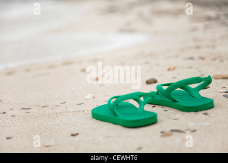 Sandali a sinistra sulla spiaggia Foto Stock