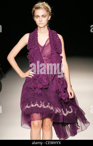 John Rocha Londra pronto a indossare S S Floaty viola Vestito chiffon Foto Stock