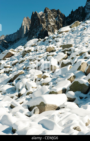 Picco di montagna e coperti di neve rocce Foto Stock