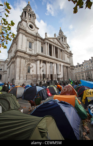 Tende di occupare Londra (OSLX) protestare fuori dalla cattedrale di St Paul, Londra. Foto Stock