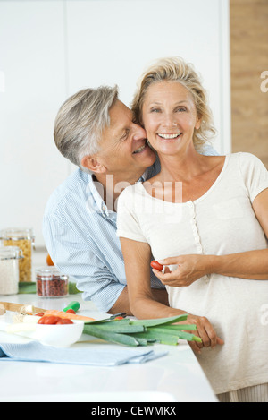 Coppia matura insieme in cucina, uomo donna nuzzling, ritratto Foto Stock