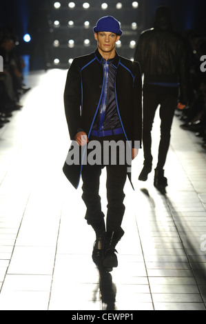 Alexander McQueen Milano Menswear pronto a indossare in autunno e inverno stile militare: modello vestita di nero slim pantaloni gamba nascosto Foto Stock