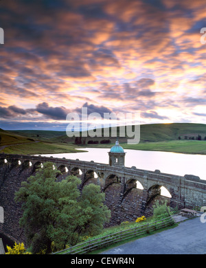 Il troncaggio di nuvole temporalesche crea un drammatico cielo come il sole tramonta su Craig Goch dam e serbatoio nell'Elan Valley. Foto Stock