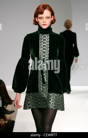 Allegra Hicks London pronto a indossare in autunno e inverno modello capelli rossi indossando velluto verde minidress argento e e il pannello verde e Foto Stock