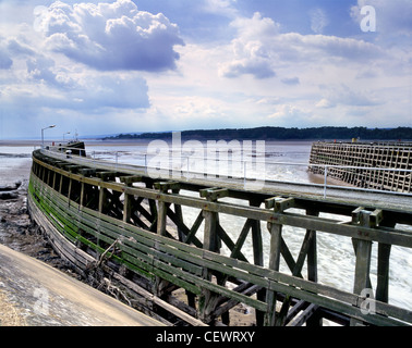 Struttura di frangionde all'entrata di nitidezza docks sul fiume Severn. Foto Stock