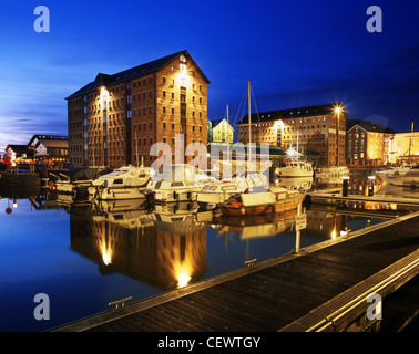 Victoria Dock, parte di Gloucester Dock di notte. Il Britannia magazzino (centro) è un rifacimento moderno dopo la guerra originale Foto Stock