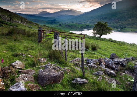 Mount Snowdon da Capel Curig. Secondo la tradizione gallese, King Arthur ha incontrato la sua morte in una scaramuccia su y Bwlch Saetheau (Pass Foto Stock