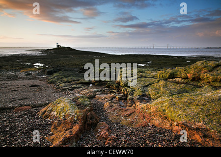 Faro di Beachley punto nel fiume Severn Estuary. Nella leggenda arturiana, Beachley è considerato essere Aber Gwy ("La Bocca Foto Stock