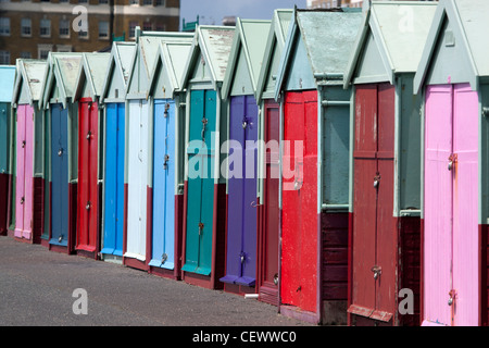 Spiaggia di capanne lungo la promenade a Hove vicino a Brighton Foto Stock