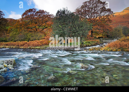 Una vista del fiume Esk vicino Brotherilkeld. Il fiume Esk inizia nel grande Moss sotto Scafell Pike nel Lake District inglese un Foto Stock