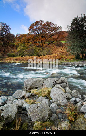 Una vista del fiume Esk vicino Brotherilkeld. Il fiume Esk inizia nel grande Moss sotto Scafell Pike nel Lake District inglese un Foto Stock
