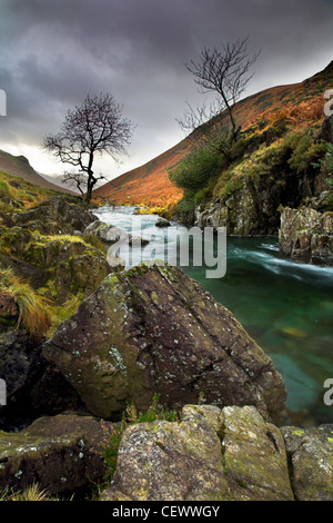 Una vista del fiume Esk vicino Brotherilkeld. Il fiume Esk inizia nel grande Moss sotto Scafell Pike nel Lake District inglese un Foto Stock