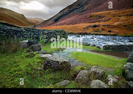 Una vista del fiume Esk vicino Brotherilkeld. Il fiume Esk inizia nel grande Moss sotto Scafell Pike nel Lake District inglese un Foto Stock