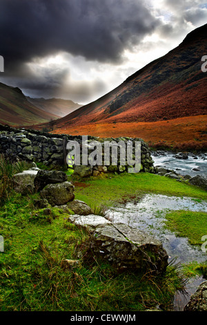 Una vista del fiume Esk vicino Brotherilkeld. Il fiume Esk inizia nel grande Moss sotto Scafell Pike nel Lake District inglese un Foto Stock