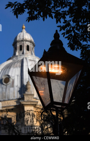 Illuminazione tempo fino a Radcliffe Square, Oxford Foto Stock