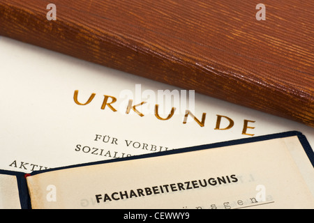 Foto Dettaglio di un GDR craft certificato dal 1954, un atto notarile è a fianco Foto Stock