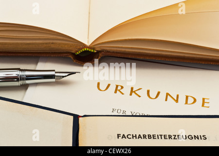 Foto Dettaglio di un GDR craft certificato dal 1954, un atto notarile è a fianco Foto Stock