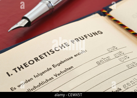 Rdt craft certificato dal 1954, la pagina del test teorico è aperto, una penna stilografica è a fianco Foto Stock