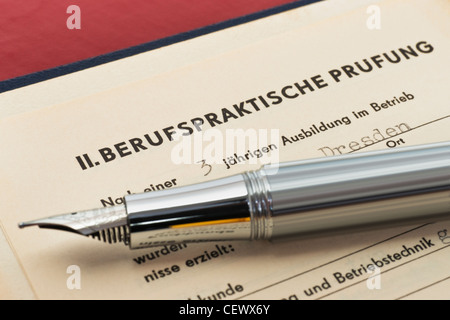 Rdt craft certificato dal 1954, la pagina del lavoro prova pratica è aperto, una penna stilografica è a fianco Foto Stock