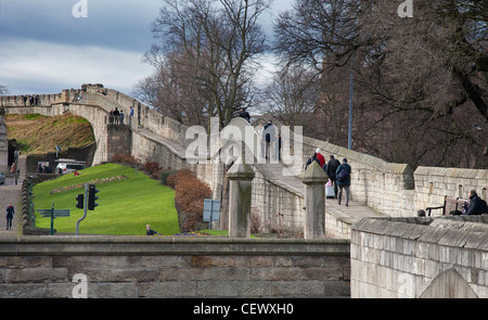 I pedoni a camminare sulla città di York pareti, York, Regno Unito Foto Stock