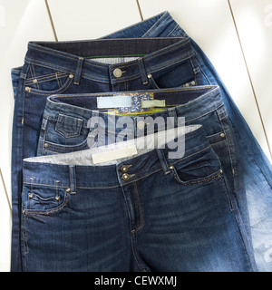 Ancora un colpo di vita di quattro paia di jeans su bianco tavoloni Foto Stock