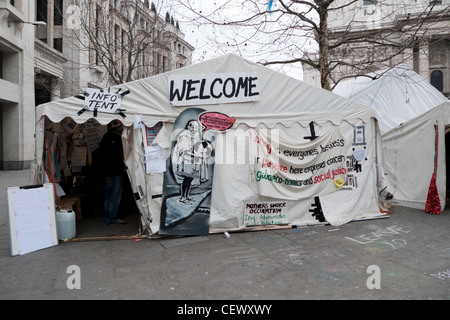 Un segno di benvenuto e illustrazione Ghandi fuori l'Info tenda ad occupare Londra camp dimostrazione esterna St Pauls Cathedral a Londra REGNO UNITO KATHY DEWITT Foto Stock