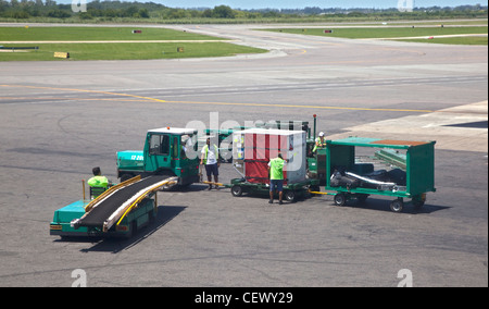 I gestori dei bagagli al Ministro Pistarini Airport, Buenos Aires, Argentina Foto Stock