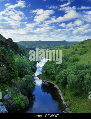 Blue Skies over Penygarreg serbatoio nell'Elan Valley. Foto Stock