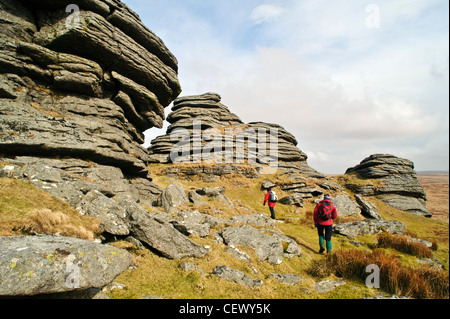 Walkers a ottimi collegamenti Tor su Dartmoor Devon Foto Stock