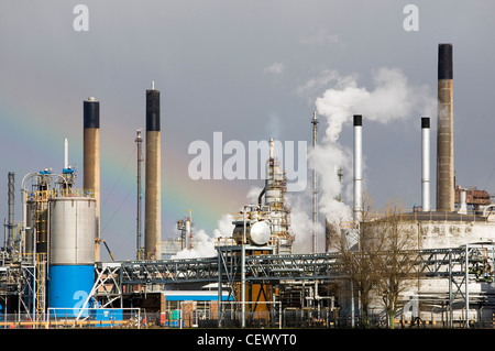 Raffineria di Grangemouth, Scozia, dopo temporale con un arcobaleno. Foto Stock