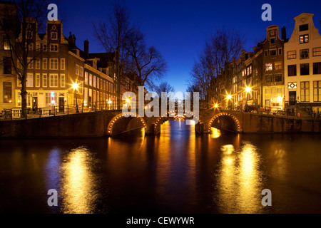 Amsterdam centro storico, canali e architettura di notte Foto Stock